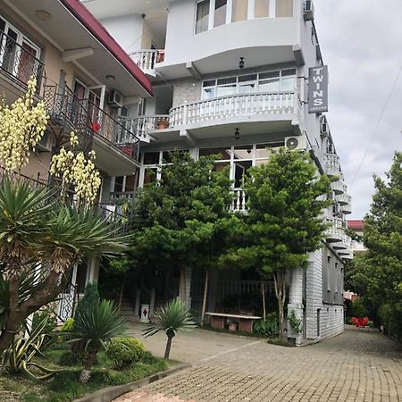 Twins Guest House By Black Sea Kobuleti Eksteriør billede